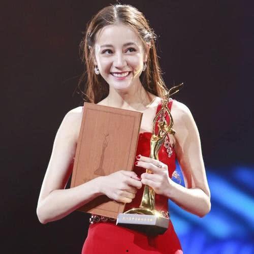 娱乐吃瓜迪丽热巴,娱乐圈的瓜田女王，揭秘她的吃瓜日常